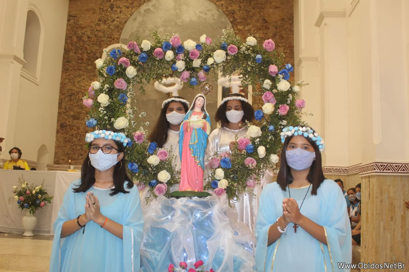 Em Óbidos, Festividade de Santa Maria encerra com Carreata e Coroação da Santa